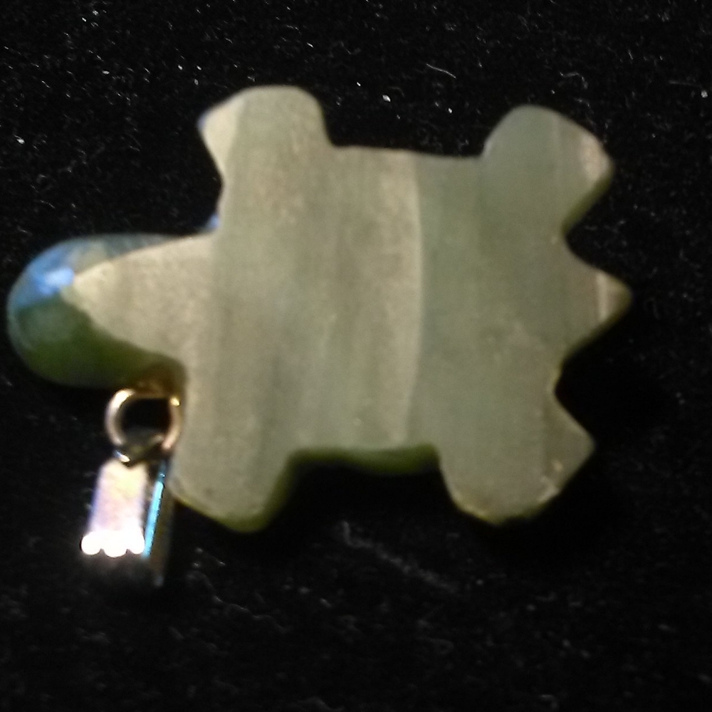 1970s VINTAGE JADE Green Turtle Reptile Pendant APPROX. 1 IN HAND ENGRAVING MADE - Picture 5 of 6